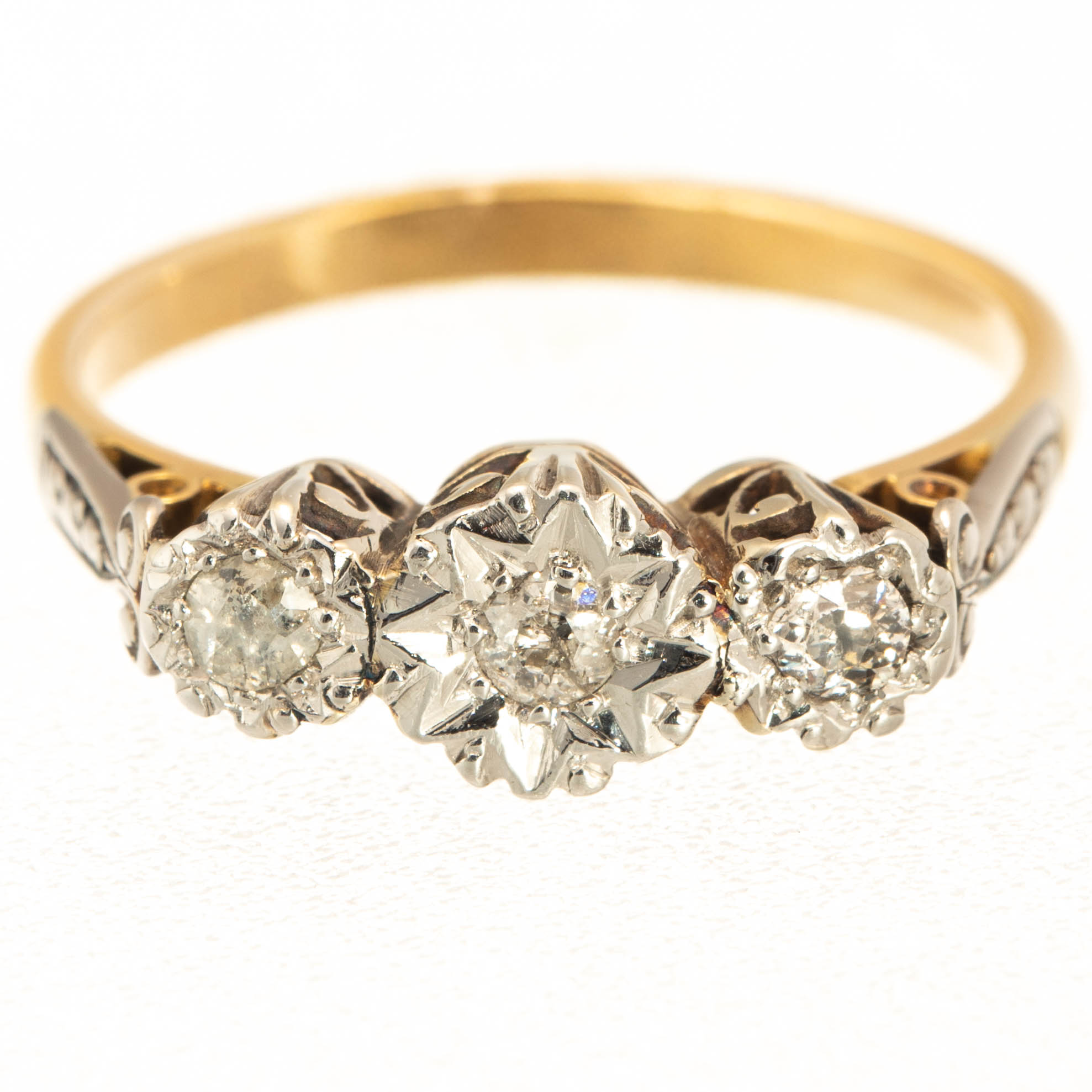 18ct Gold & Platinum 3 Stone Diamond Ring - Image 2