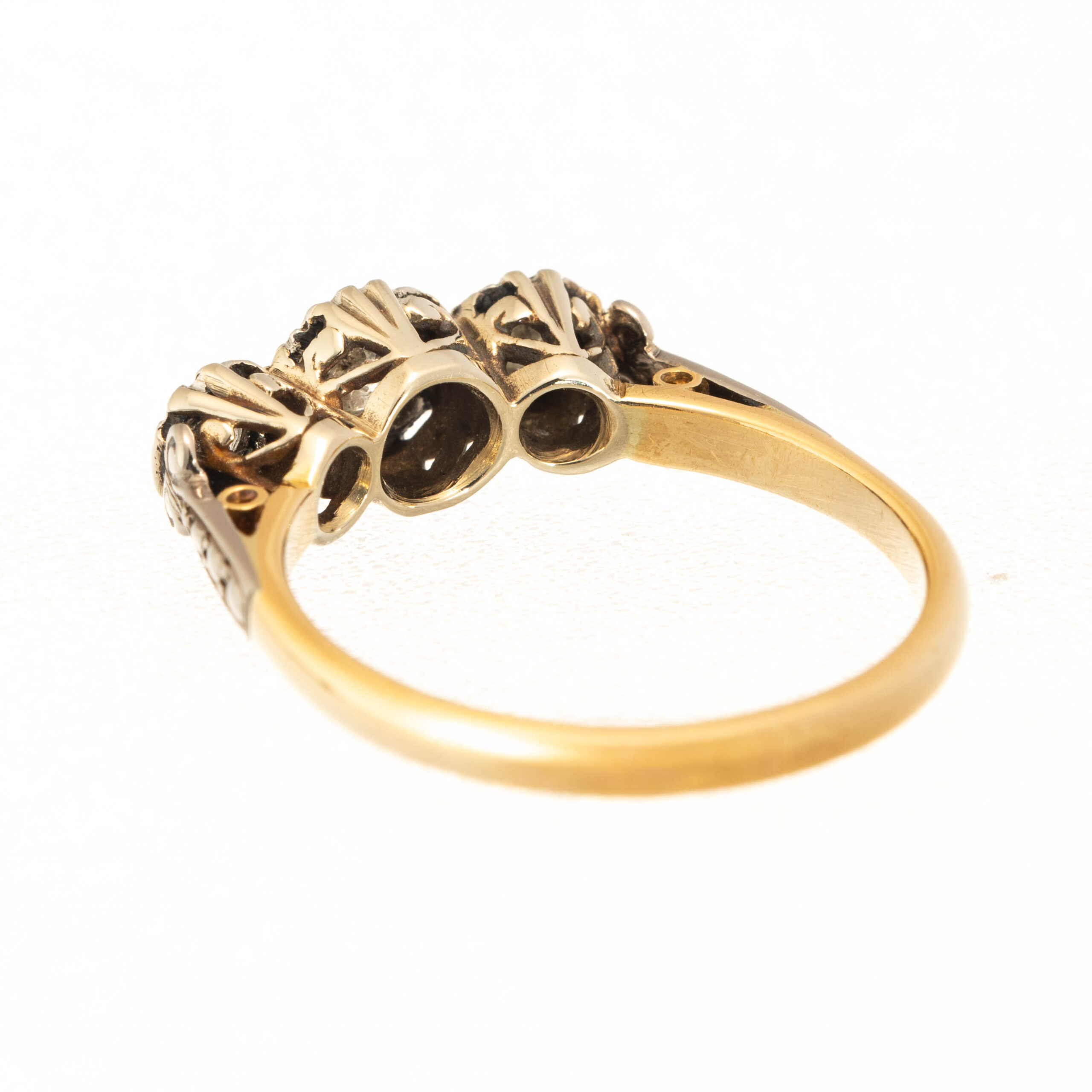 18ct Gold & Platinum 3 Stone Diamond Ring - Image 3