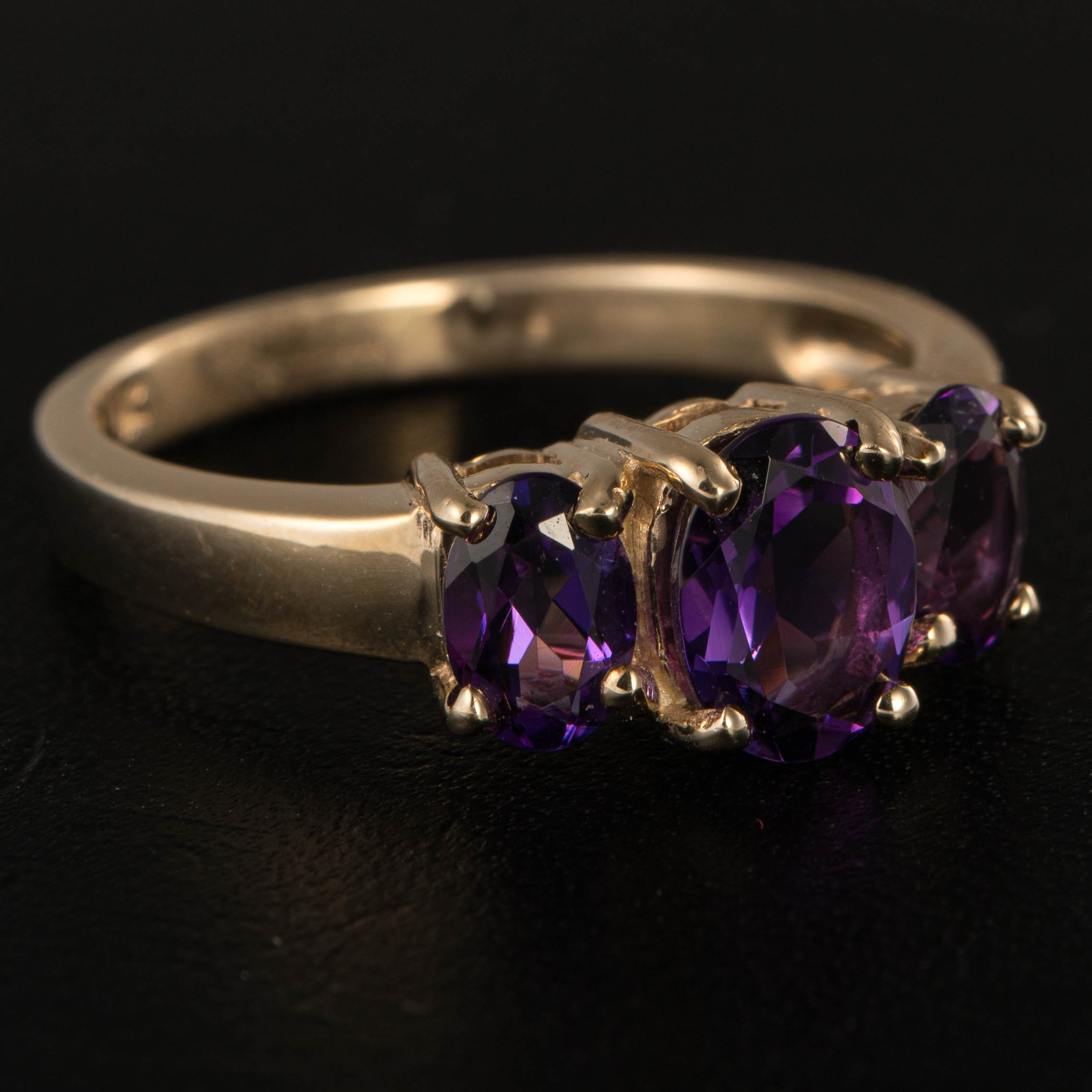 9ct Gold Amethyst Dress Ring - Image 3