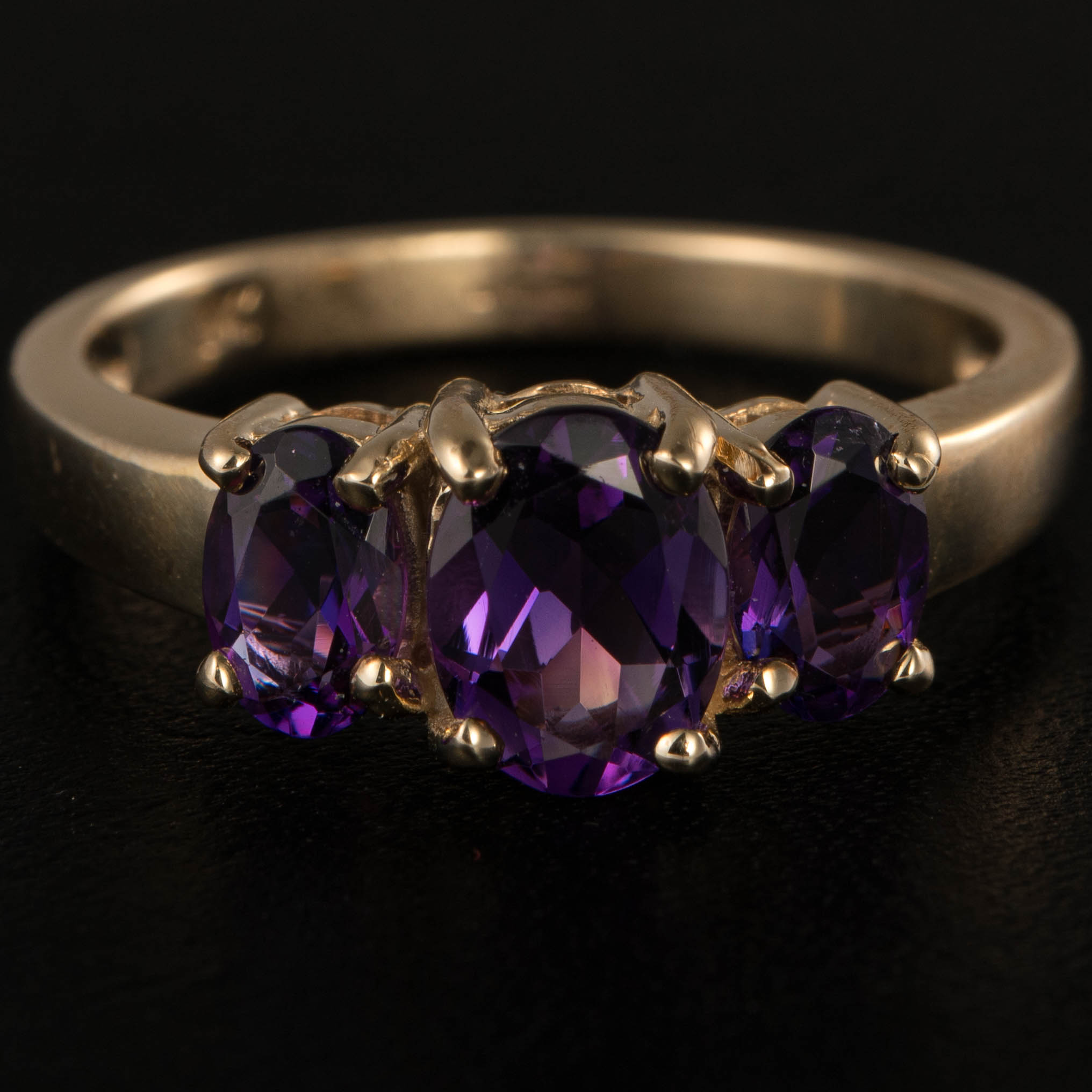 9ct Gold Amethyst Dress Ring - Image 2