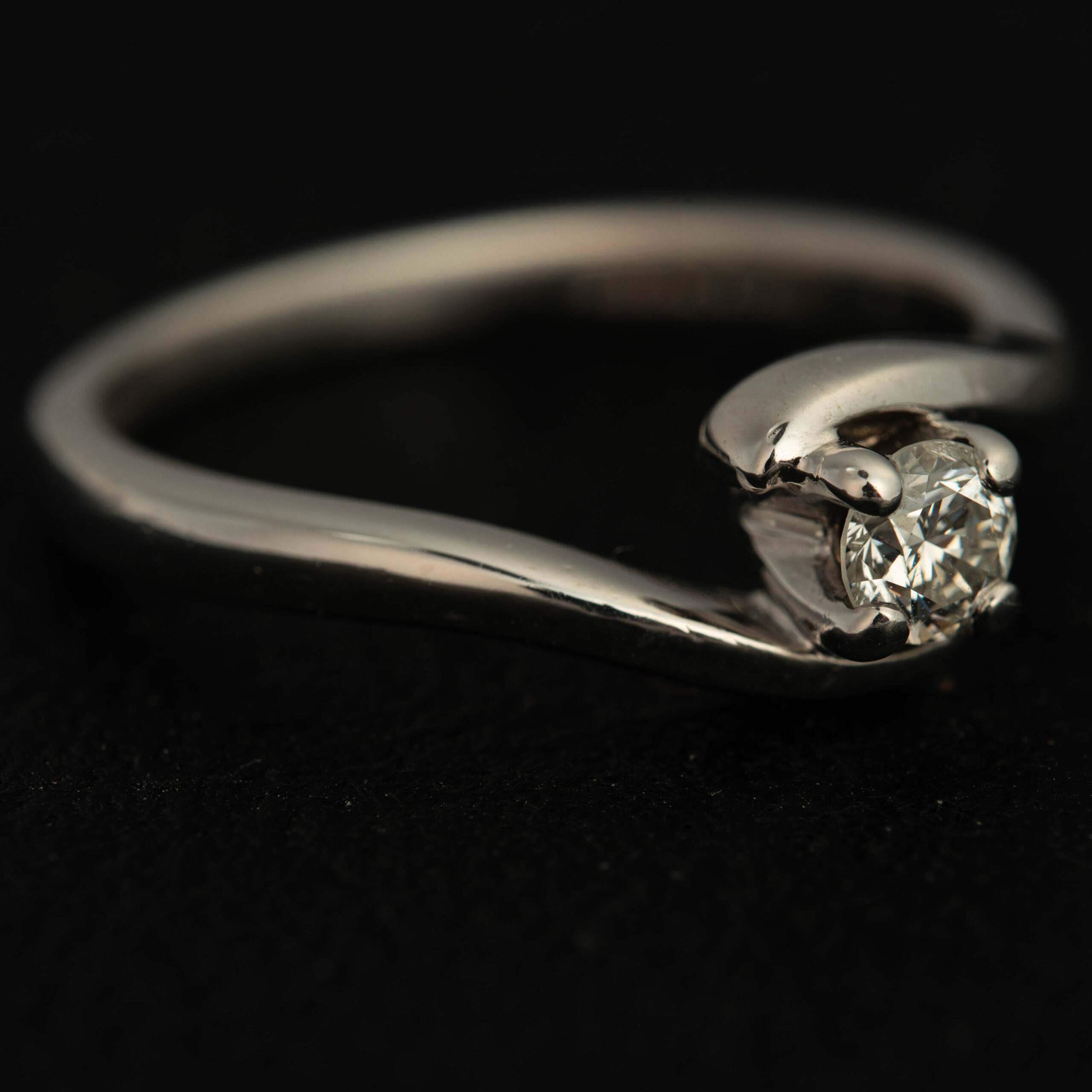 18ct White Gold Solitaire Diamond Ring - Image 3