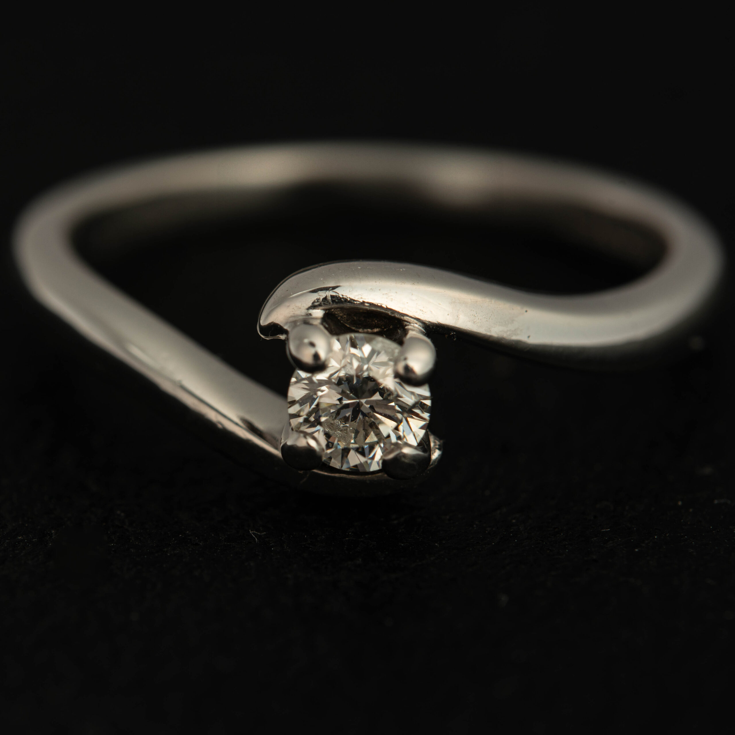 18ct White Gold Solitaire Diamond Ring - Image 2