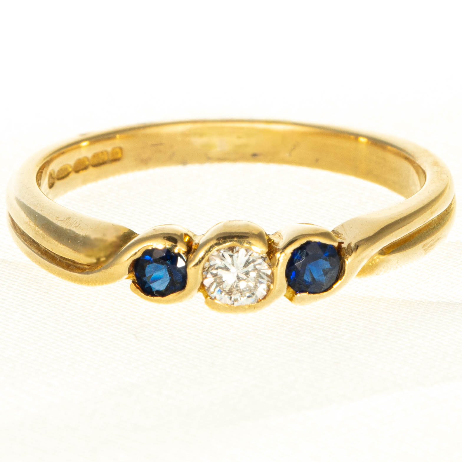 18ct Gold Diamond & Sapphire Ring - Image 2